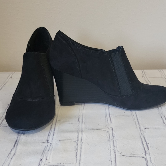 Covington Wedges - Picture 2 of 9